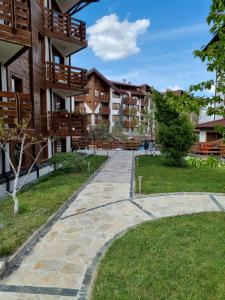 Una pasarela en un parque junto a un edificio en Belvedere Holiday Club 14, en Bansko