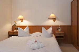 Hotel Parkfrieden tesisinde bir odada yatak veya yataklar