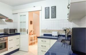 Η κουζίνα ή μικρή κουζίνα στο 2 Bedroom Beautiful Home In Carmona