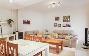 Χώρος καθιστικού στο 2 Bedroom Beautiful Home In Carmona
