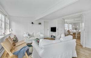 un soggiorno bianco con 2 divani bianchi di 3 Bedroom Awesome Home In Hornbk a Hornbæk