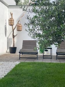 Vonkajšia záhrada v ubytovaní Great outdoor living steps away from the beach