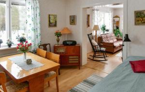 ein Wohnzimmer mit einem Tisch und einem Esszimmer in der Unterkunft Gorgeous Home In Vimmerby With Kitchen in Vimmerby