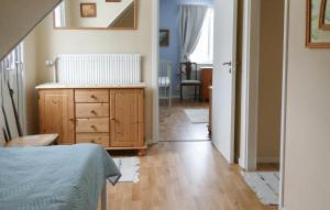 ein Schlafzimmer mit einem Bett und einer Holzkommode in der Unterkunft Gorgeous Home In Vimmerby With Kitchen in Vimmerby