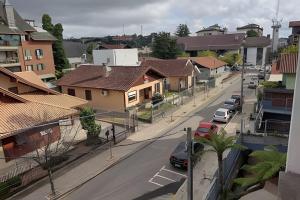 - une vue sur une rue de la ville avec des maisons et des voitures dans l'établissement Apartamento Coração de Gramado, à Gramado