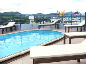 una piscina en la terraza de un crucero en Hua Hin Loft, en Hua Hin