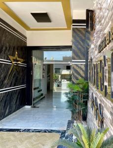 un accès à un bâtiment avec une porte en verre dans l'établissement Hotel Golden Star, à Taounate