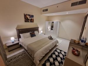 een slaapkamer met een groot bed met een teddybeer erop bij Deluxe Rooms in Al Mamzar SHJ Shared bathroom in Sharjah