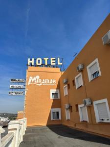 Budova, kde se hotel nachází + 3 fotografie
