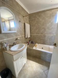 a bathroom with a sink and a bath tub at Mar in Junín