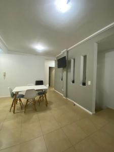 a white room with a table and a television in it at Mar in Junín