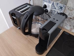 ein schwarzer Mixer, der auf einer Theke neben einem Mixer steht in der Unterkunft Les meublés de Louis-Marie, 2 appartements indépendants pour 4 personnes, 8 personnes au total, proche du Puy du Fou in Saint-Amand-sur-Sèvre