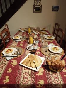 una mesa con un mantel con comida. en La Chaumière en Bellevue, en Muzillac