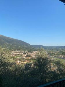 - une vue sur la ville depuis une colline arborée dans l'établissement Casa Rurale in mezzo al verde, à Santa Lucia