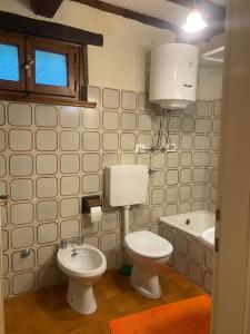 une salle de bain avec toilettes, lavabo et baignoire dans l'établissement Casa Rurale in mezzo al verde, à Santa Lucia