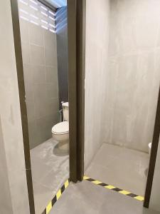 โกอินน์ สีลม-BTS สุรศักดิ์ GO INN Silom - BTS Surasak station في Yan Nawa: حمام مع مرحاض في الغرفة