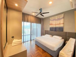 um quarto com uma cama e uma ventoinha de tecto em Vista Residences Genting Highlands Free WiFi & 1 Parking em Genting Highlands