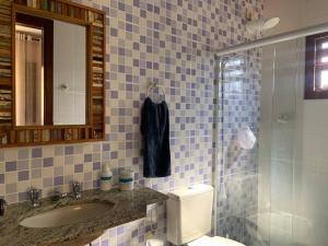 ein Badezimmer mit Toilette, Waschbecken und Dusche in der Unterkunft Casa Oceano Psicina área gourmet pertinho do mar in São Sebastião + 37 Fotos