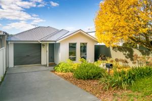 a house with a garage and a fence at 3bedroom Modern Home in Mt Barker, 8km to Hahndorf in Mount Barker