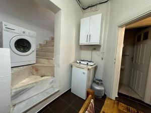 uma lavandaria com uma máquina de lavar roupa e uma máquina de lavar roupa em Buhara Family Stone House em Istambul