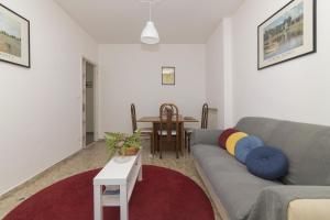 un soggiorno con divano grigio e tavolo di Casa del Colonello - Happy Rentals a Vallecrosia