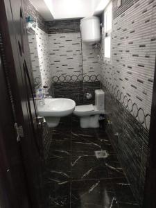 La salle de bains est pourvue d'un lavabo et de toilettes. dans l'établissement زهراء المعادي الطريق الدائري بجوار مودرن اكاديمي وكارفور, au Caire