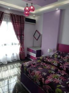 - une chambre avec un lit, une commode et une fenêtre dans l'établissement زهراء المعادي الطريق الدائري بجوار مودرن اكاديمي وكارفور, au Caire