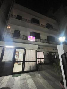 - un bâtiment avec un balcon muni d'un panneau dans l'établissement Hotel Badal Inn - Safdarjung Enclave, à New Delhi