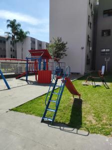 un parque infantil con tobogán en Cantinho 31 de Março, en São José dos Campos