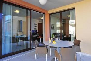 a dining room with a table and chairs at Vista di Maccagno Fantastico Pool in Maccagno Superiore