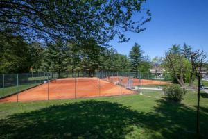 una pista de tenis en un parque con una pista de tenis en Riva Del Caolino - Happy Rentals en Ispra