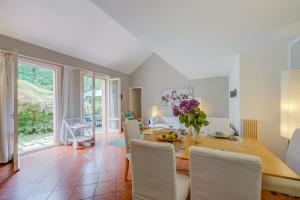 eine Küche und ein Esszimmer mit Tisch und Stühlen in der Unterkunft Riva Del Caolino - Happy Rentals in Ispra