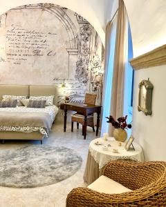 ein Wohnzimmer mit 2 Betten und einem Tisch in der Unterkunft Ex Monastero Pieno Centro storico in Bitetto
