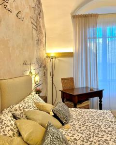 Schlafzimmer mit einem Bett, einem Tisch und einem Schreibtisch in der Unterkunft Ex Monastero Pieno Centro storico in Bitetto