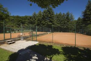 una pista de tenis con 2 pistas de tenis en Rododendro Rosso - Happy.Rentals en Ispra