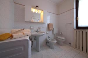 Un baño blanco con lavabo e inodoro. en Sunset in Baveno - Happy Rentals, en Baveno