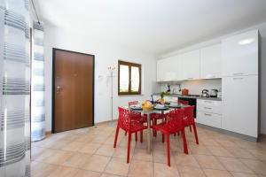 Kuchyňa alebo kuchynka v ubytovaní Le Betulle Garden in Laveno - Happy Rentals