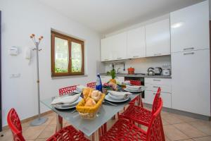 Kuchyňa alebo kuchynka v ubytovaní Le Betulle Garden in Laveno - Happy Rentals