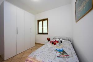 Posteľ alebo postele v izbe v ubytovaní Le Betulle Garden in Laveno - Happy Rentals