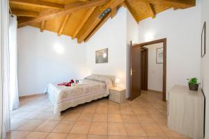 Posteľ alebo postele v izbe v ubytovaní Le Betulle Garden in Laveno - Happy Rentals