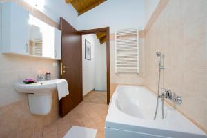 Kúpeľňa v ubytovaní Le Betulle Garden in Laveno - Happy Rentals