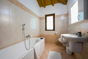 Kúpeľňa v ubytovaní Le Betulle Garden in Laveno - Happy Rentals