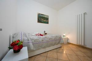 Posteľ alebo postele v izbe v ubytovaní Le Betulle Garden in Laveno - Happy Rentals