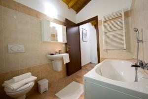Kúpeľňa v ubytovaní Le Betulle Garden in Laveno - Happy Rentals