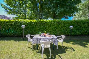 Vonkajšia záhrada v ubytovaní Le Betulle Garden in Laveno - Happy Rentals