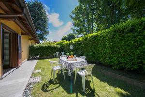 Vonkajšia záhrada v ubytovaní Le Betulle Garden in Laveno - Happy Rentals