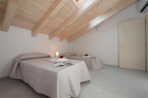 A bed or beds in a room at Silver Lake Apartment - Happy Rentals