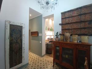 un pasillo con puerta y una habitación con jarrones en Boutique Rooms and Breakfast GranVeliero, en Trapani