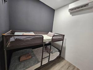 Zimmer mit 2 Etagenbetten in einem Zimmer in der Unterkunft Lovely Podium CityView 3Bedroom with Pool A1 in Kuching