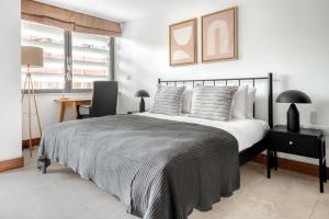 Un pat sau paturi într-o cameră la Large 2 Bed Luxury Soho Apartment